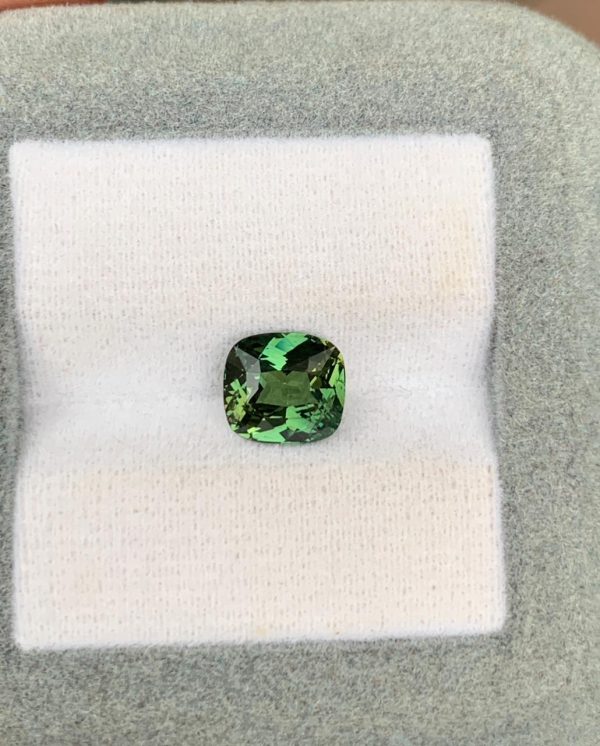 Saphir Vert Coussin de 2,52ct - vue principale