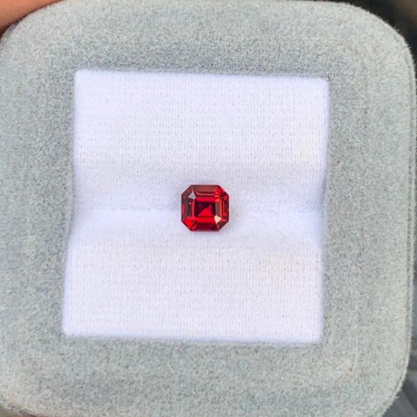 Spinelle Rouge Rectangle de 1,09ct - vue 2